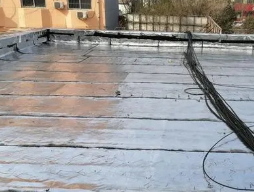 东宁卫生间漏水维修公司分享下东宁屋面楼顶防水刚性防水层施工要点。